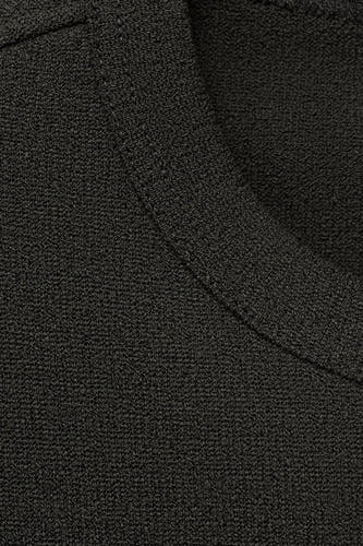 T-shirt noir à manches courtes de MANGO, gros plan sur la texture et la ligne du col.