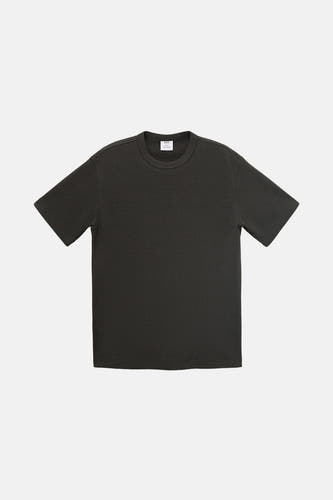 T-shirt noir à manches courtes de MANGO, en tissu uni et col rond.