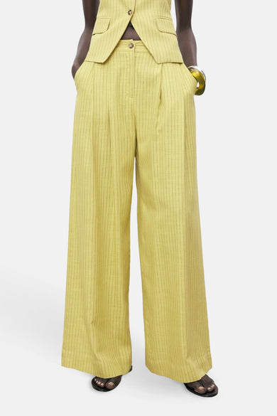 Pantalon vert MANGO avec une rayure verticale et des jambes larges.