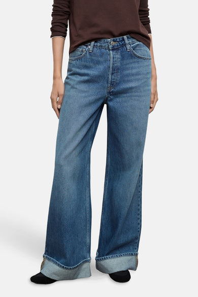 Jean décontracté de denim bleu moyen de MANGO, avec un zip sur le côté et des poches arrière visibles.