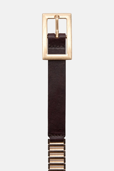 Ceinture en or de MANGO, avec une bande en cuir marron et une boucle rectangulaire.