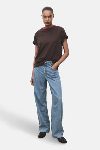 Jean bleu droit de MANGO, avec une légère usure et un ajustement décontracté.