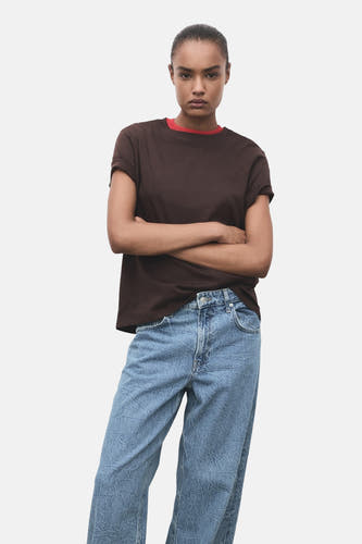 Jean droit bleu moyen de MANGO, avec une texture stonewash et un aspect denim classique.