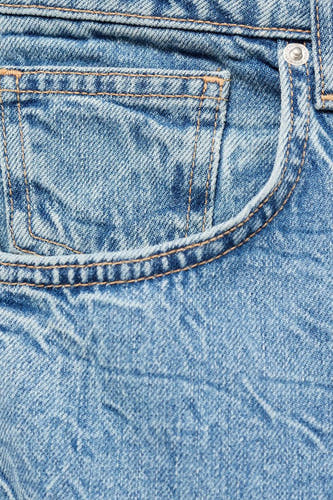 Jean droit bleu marine de MANGO, avec une texture froissée et une petite poche.