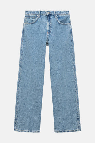 Jean bleu droit de MANGO avec une texture froissée et des poches classiques.