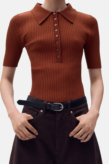 Pull marron avec col rond de MANGO, à côtes et col montant, porté avec un pantalon marron et une ceinture noire.