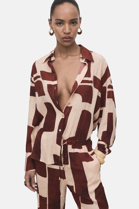 Chemise multicolore à manches longues de MANGO, avec un motif géométrique abstrait, vue de derrière.