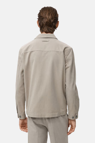 Chemise beige à manches longues de MANGO, vue de derrière, avec une texture lisse.