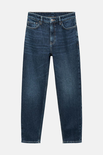 Jean mom bleu marine de MANGO, avec une texture denim classique et des jambes droites.