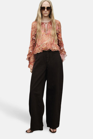 Blouse multicolore à longues manches de MANGO, avec motif paisley, plis et coupe décontractée.