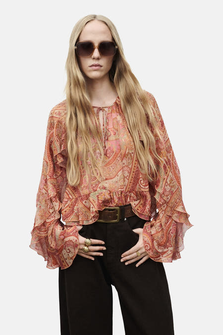 Blouse multicolore à longues manches de MANGO, avec un motif paisley et une bordure pliée.