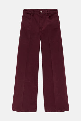 Jean MANGO de couleur bordeaux, avec des jambes larges et des poches visibles.