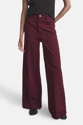 Jean de couleur bordeaux de MANGO, avec des jambes larges et une ceinture à bouton.