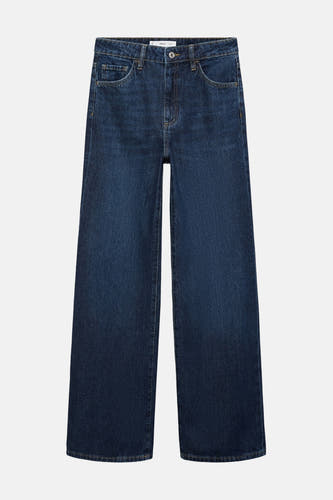 Jean denim bleu marine large de MANGO, avec un style cinq poches classique et des jambes larges.