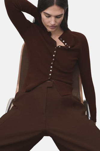 Gilet marron de MANGO, rayé et noué, associé à un pantalon marron.