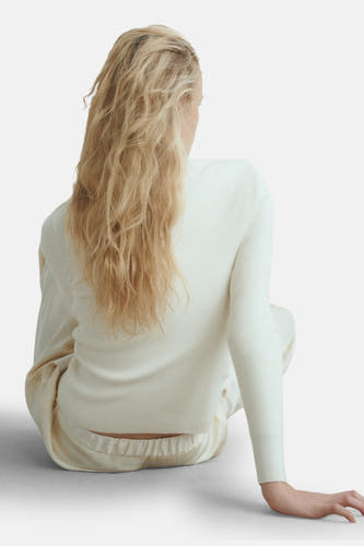 Gilet beige de MANGO, vu d arrièrerière avec une textureurée et et et coupe décontractée.
