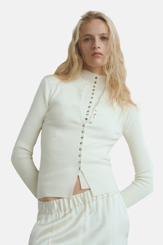 Gilet beige de MANGO, avec des manches longues et une fermeture à boutons devant.