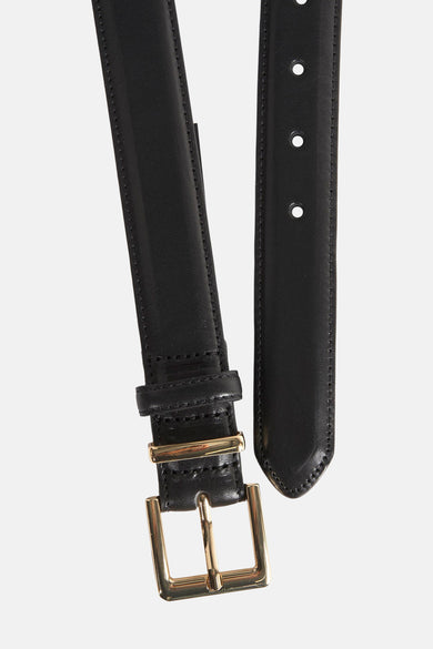 Ceinture noire de MANGO avec boucle et fermoir dorés sur un fond blanc.