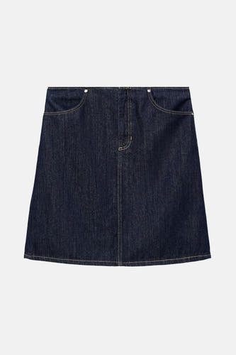 Jupe en denim bleu marine de MANGO, avec deux poches et des boutons à l'avant.