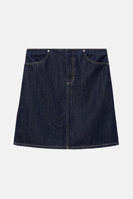 Jupe en denim bleu marine de MANGO, avec deux poches et des boutons à l'avant.