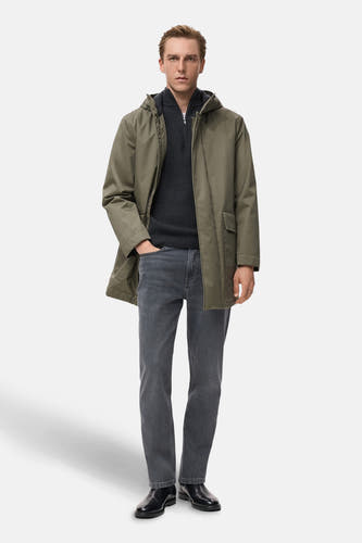 Manteau court MANGO, avec capuchon, longues manches, jeans gris et chaussures noires.