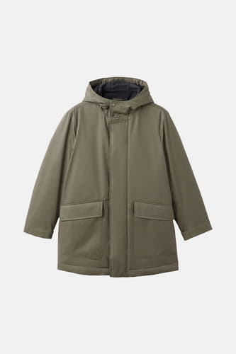 Veste kaki courte de MANGO, avec un capuchon et deux poches à l'avant.
