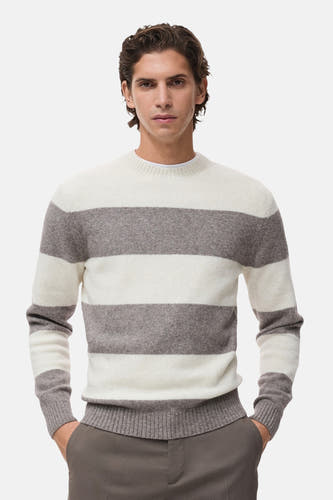 Sweat-shirt multicolore à col rond de MANGO, avec des rayures horizontales et des poches arrière visibles sur le pantalon.