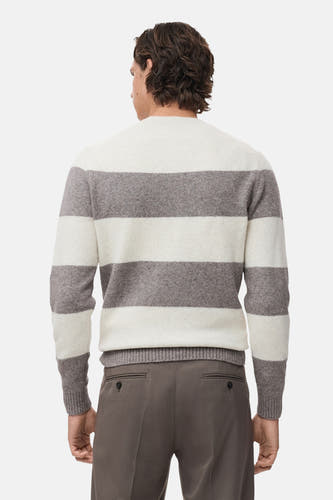 Veelkleurige trui met ronde hals van MANGO, met horizontale strepen en zichtbare achterzakken van de broek.
