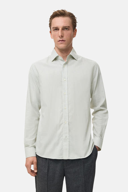 Chemise verte à manches longues de MANGO, avec un motif rayé subtil, vue de derrière.