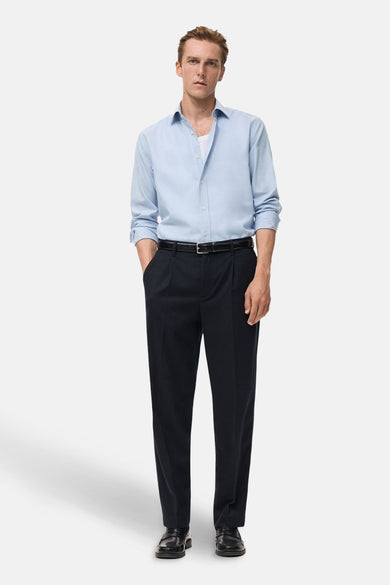 Blauw overhemd met lange mouwen van MANGO, gedragen met een wit hemd, zwarte pantalon en schoenen.
