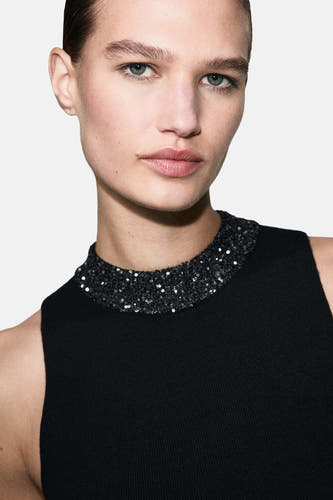 Robe sans manches noire de MANGO avec un col en paillettes.