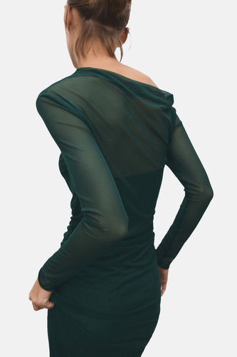 Donkergroene, doorschijnende jurk met lange mouwen.