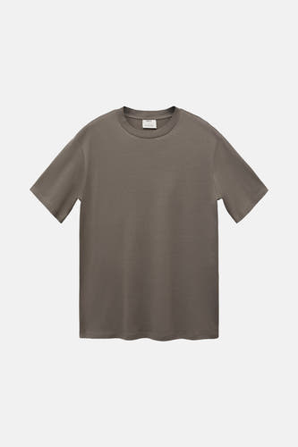 T-shirt gris à manches courtes de MANGO, couleur unie et modèle décontracté.