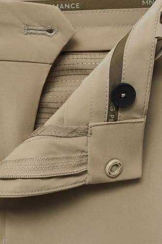 Pantalon beige de MANGO avec fermeture à boutons et à glissière, gros plan rapproché.