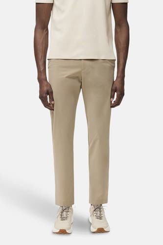 Pantalon beige de MANGO, associé à un chemisier clair beige et des chaussures crème.