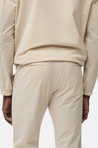 Pantalon écru de MANGO, arrière, avec poches à l'arrière et longues jambes.
