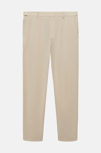 Pantalon écru de MANGO, uni en couleur et avec des poches.