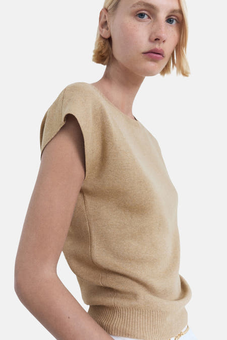 T-shirt beige sans manches de MANGO, avec une fine texture côtelée et une enceur ronde.