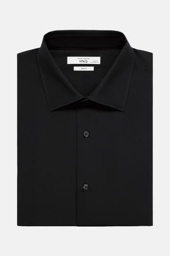 Chemise slim fit noire de MANGO, avec un col classique et une fermeture à boutons.