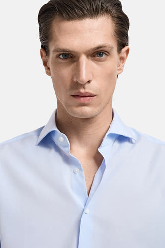 Chemise bleue à manches longues de MANGO, avec col ouvert.
