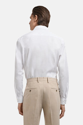 Blouse blanche à manches longues de MANGO, vue arrière, associée à un pantalon beige.