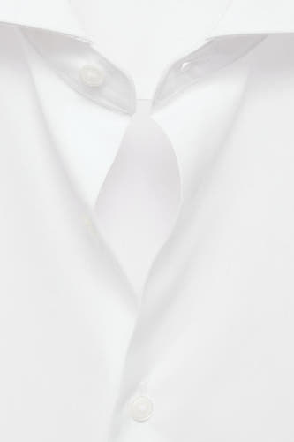 Blouse blanche à manches longues de MANGO, avec collet et fermeture à boutons.