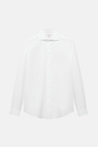Chemise blanche à manches longues de MANGO, unie et avec une col classique.