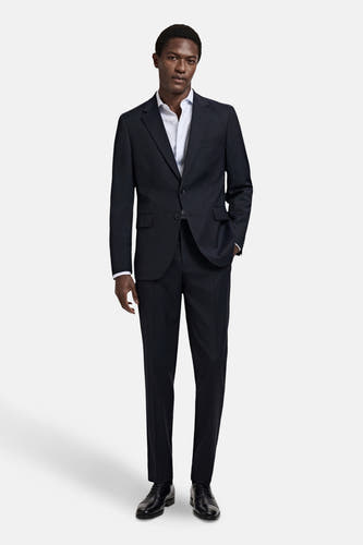Blazer bleu de MANGO, porté avec un chemisier blanc et des chaussures noires, en vue frontale.