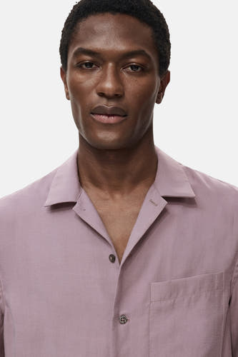 Chemise bleue à manches courtes de MANGO, avec un col ouvert et une poche po poitrine.