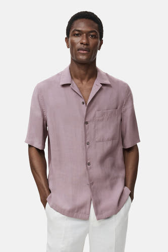 Chemise bleue à manches courtes de MANGO, avec poche poitrine et ette pantalon.