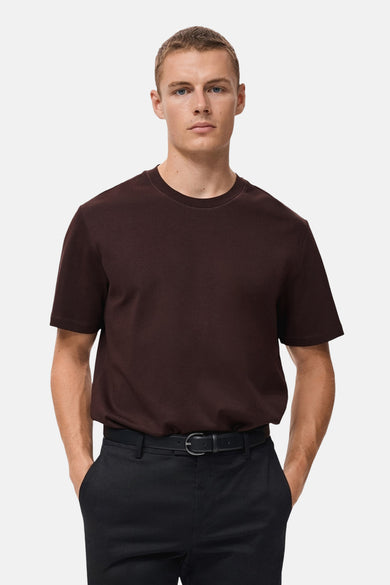 T-shirt Bordeaux à manches courtes de MANGO, porté avec un pantalon noir et une ceinture.