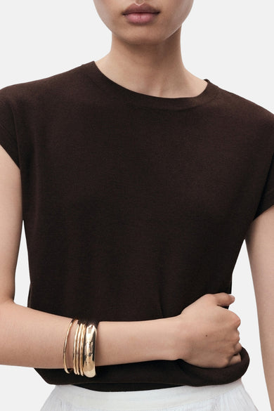 T-shirt sans manches de MANGO, avec une texture rayée et des bracelets d'or.