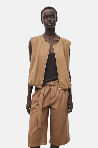 Shorts bruns de MANGO, avec une ceinture à boucle métallique, et un haut brun.