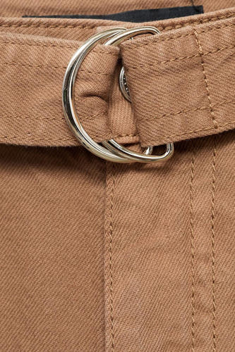 Shorts bruns de MANGO, avec fermeture à double D-ring couleur argent et subtiles broderies sur la surface cotonneuse brune.